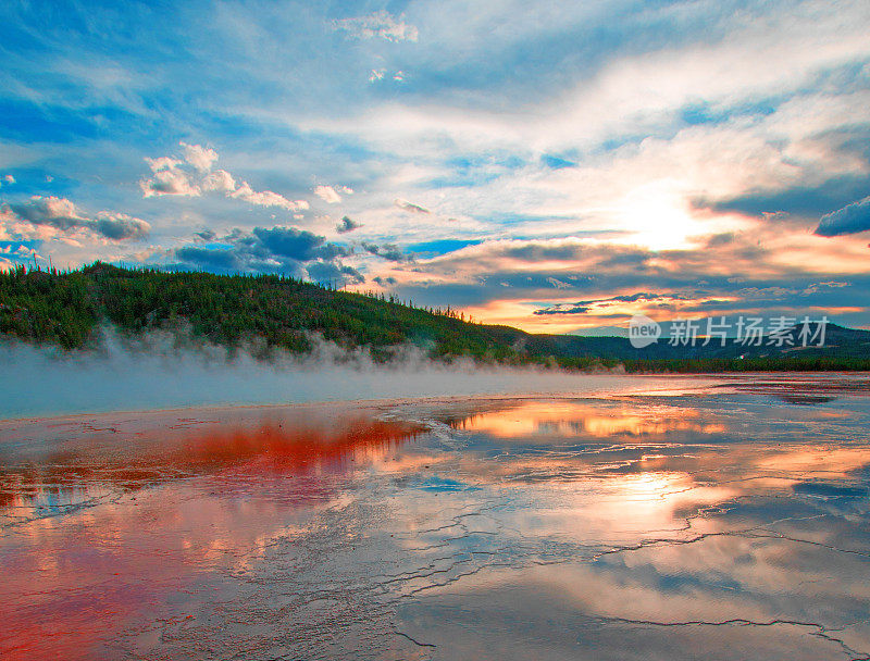 日落时在美国怀俄明州黄石国家公园的中途间歇泉盆地的大棱镜泉