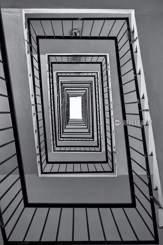黑色和白色的矩形螺旋楼梯。