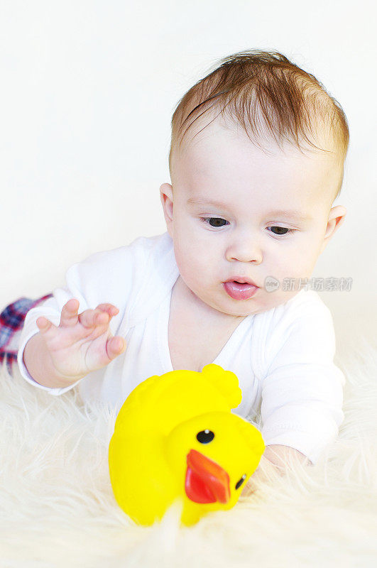 5个月大的宝宝在玩橡皮小鸭
