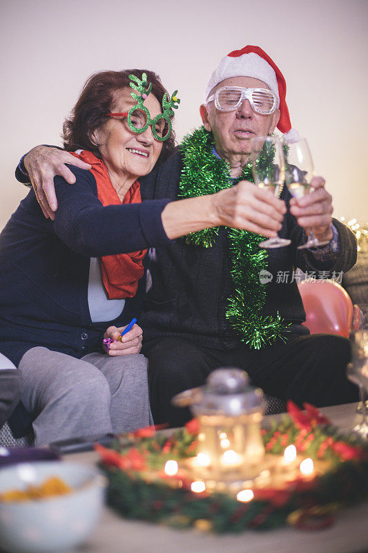 戴着圣诞老人帽的老夫妇