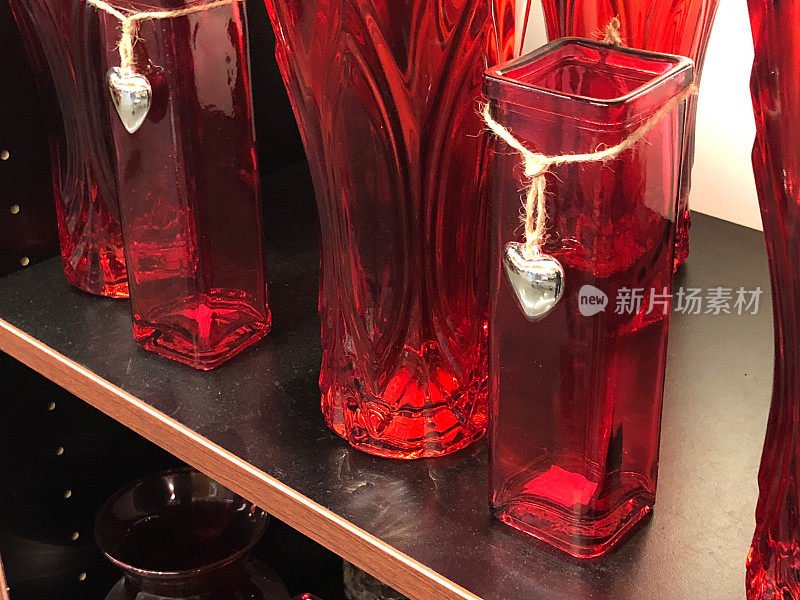 红色的花瓶