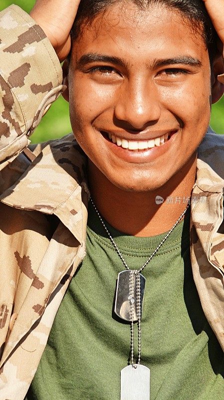 年轻的哥伦比亚男性士兵和幸福