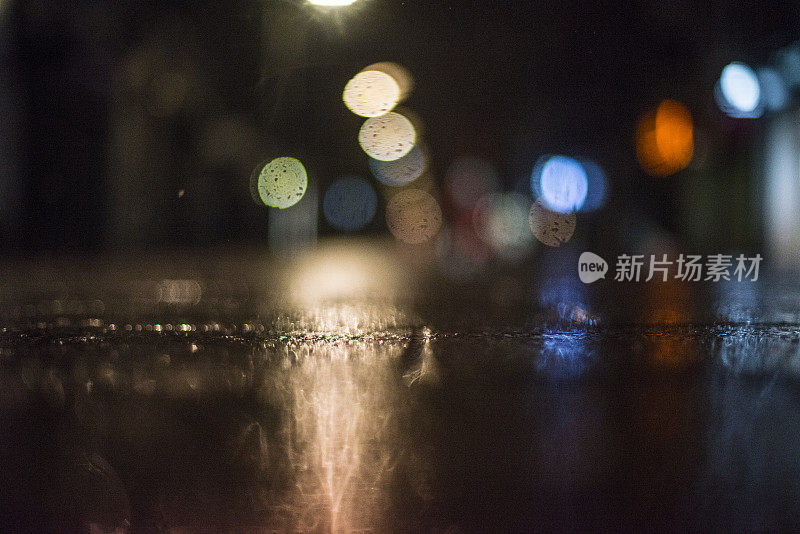 雨后夜晚的城市街道。