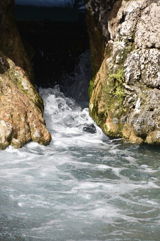 湍急的水流通过岩石之间狭窄的通道