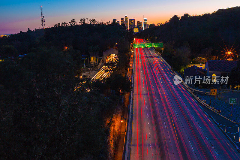 洛杉矶的天际线与高速公路交通和标志长期暴露