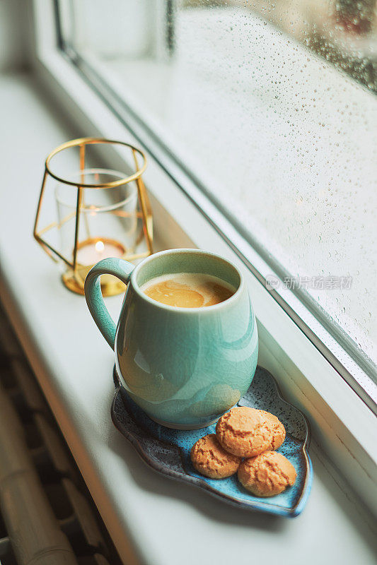 窗台上放着咖啡和苦杏仁饼干