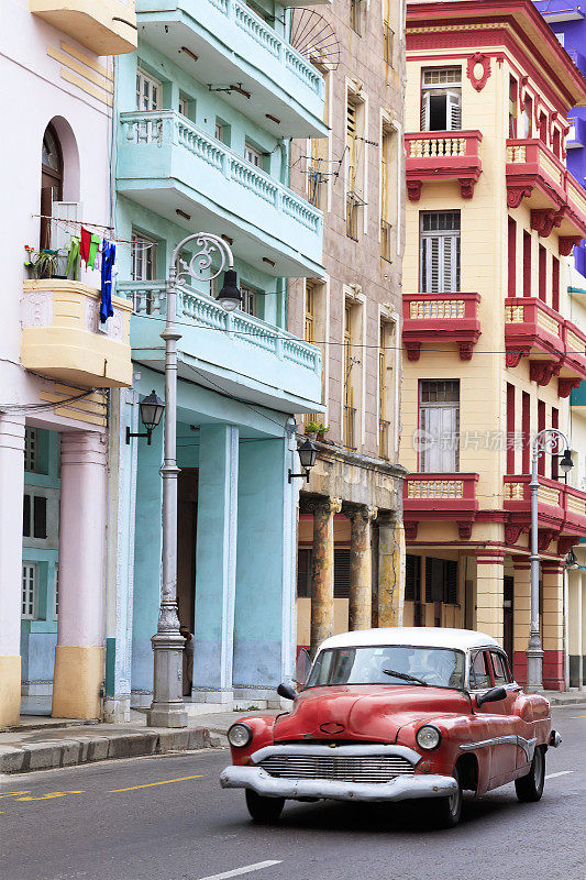 红色老式美国车在古巴哈瓦那行驶
