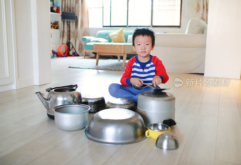 孩子们在地板上玩锅碗瓢盆