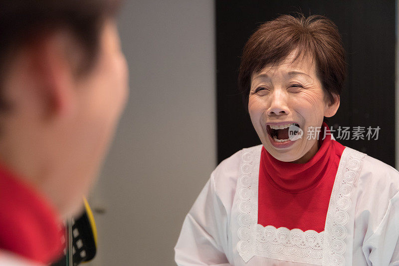 日本老年妇女喜欢做面部运动