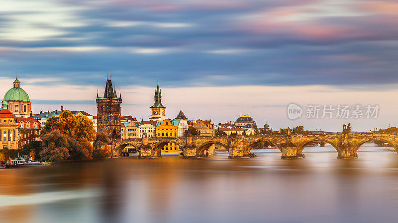 风景优美的春天日落鸟瞰老城码头建筑和查尔斯桥在伏尔塔瓦河在布拉格，捷克共和国