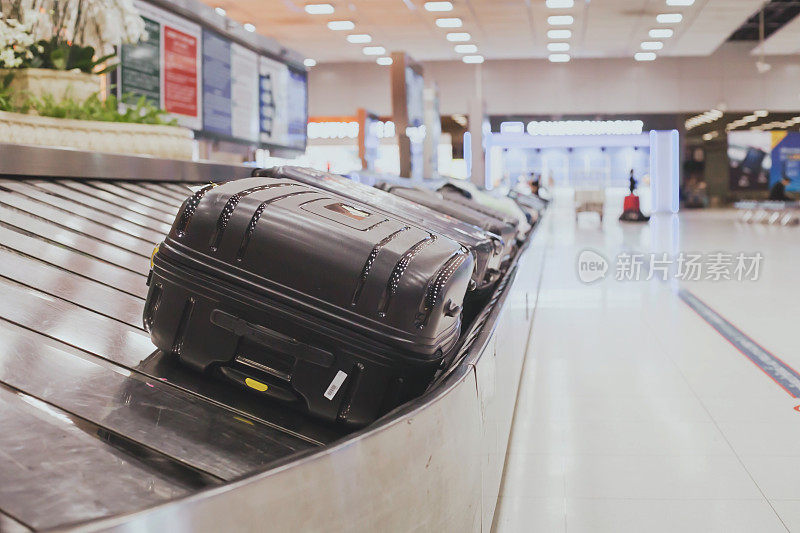 机场行李提取处，抽象行李排队