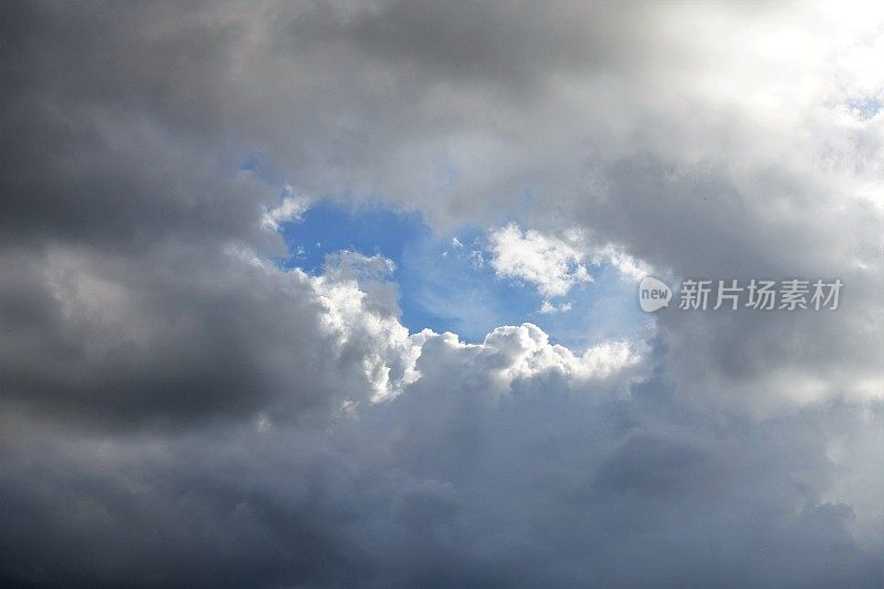 Cloudscape。云洞露出蓝天。