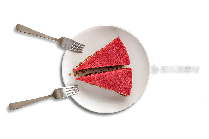 两块草莓芝士蛋糕，在白色的背景上