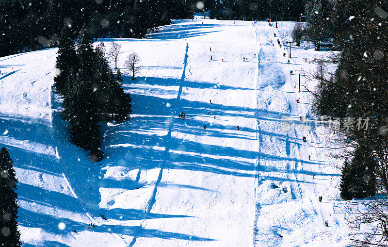 在多雪和阳光充足的山坡上有滑雪道