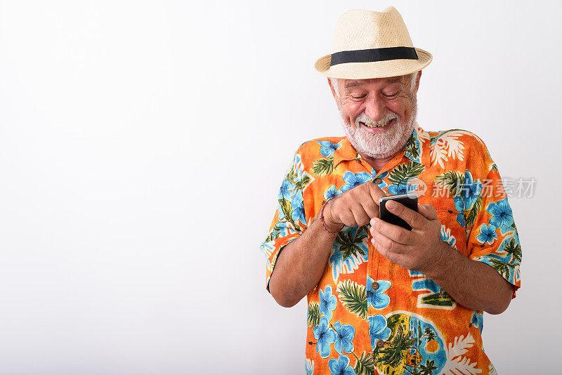 高级游客男士穿着夏威夷衬衫用手机拍视频