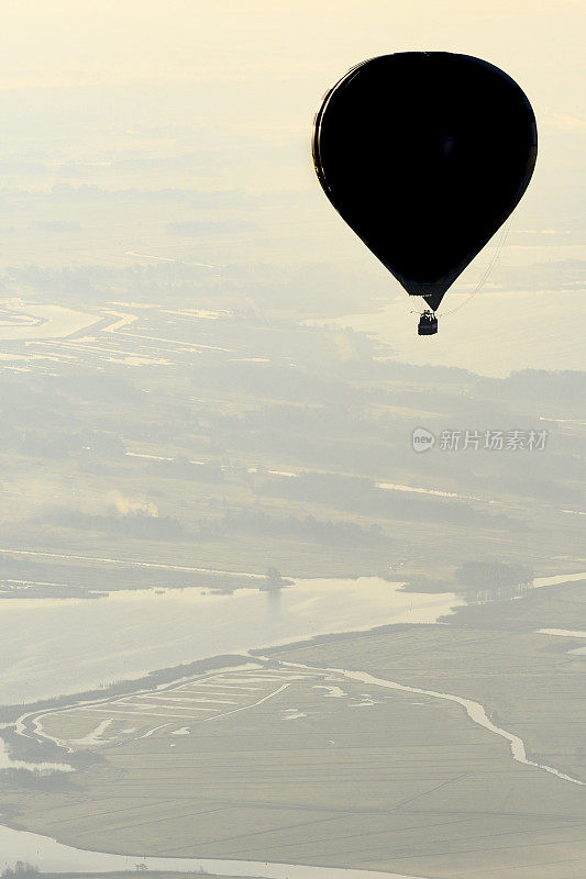 在美丽的早晨，热气球在半空中飞行