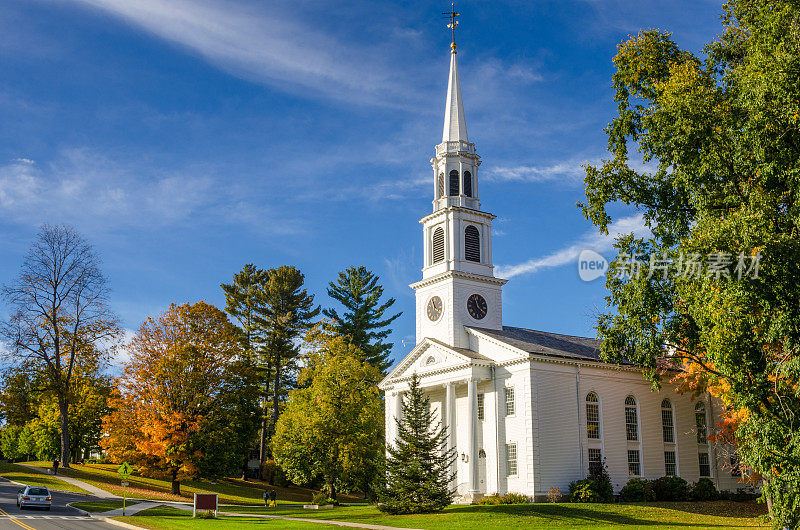 传统的美国白色教堂和蓝天