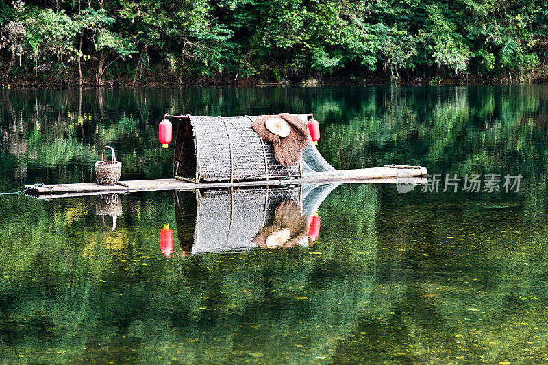 山湖中的木船