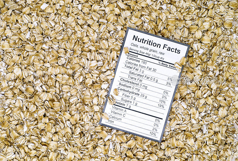 含燕麦片的全麦生燕麦的营养成分。