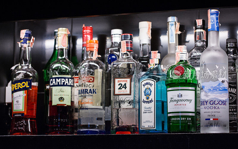 各种酒精饮料，贝恩德，被放在架子上，在酒吧的鸡尾酒。