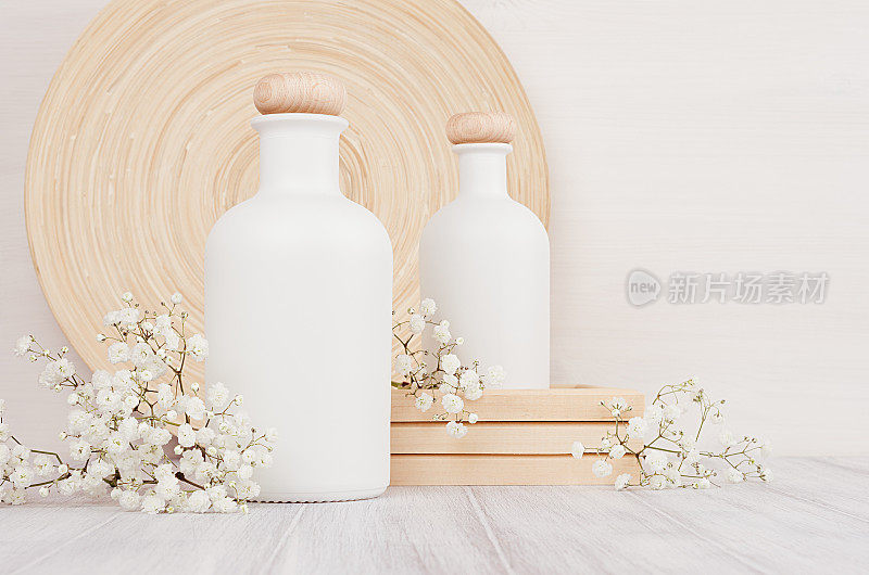 空白白色化妆品瓶与小花在白色木板，复制空间，模拟。