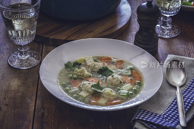 意大利蔬菜浓汤配新鲜蔬菜和饺子