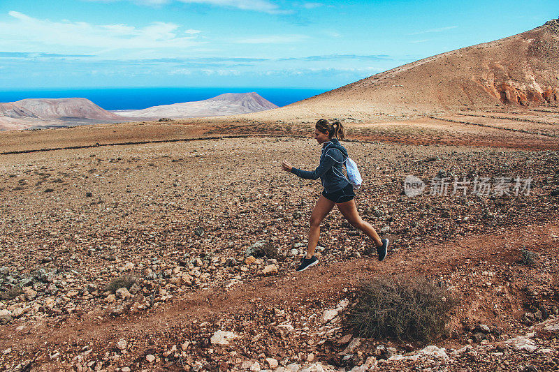 年轻女子在火山上奔跑