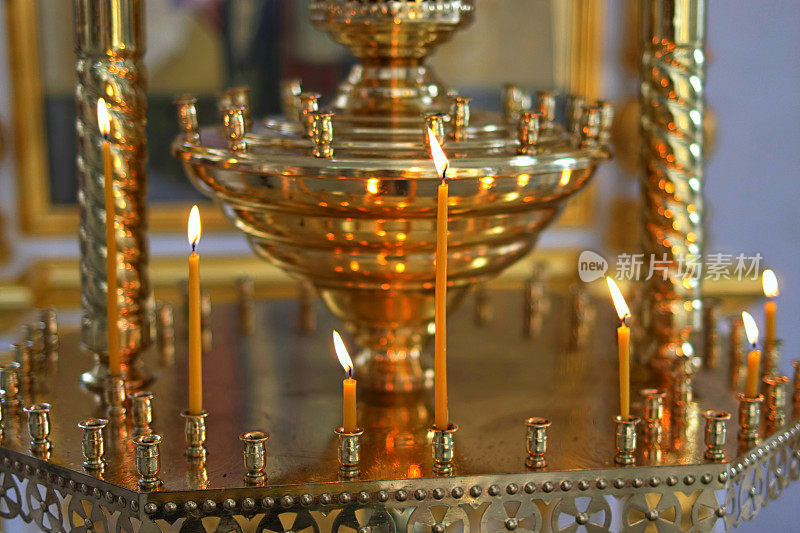 教堂蜡烛在东正教圣像前的祭坛上燃烧