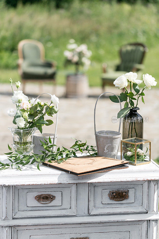 老式的木椅和桌子与花卉装饰的花园。户外