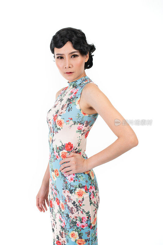 穿着带有现代图案的传统旗袍的亚洲华人