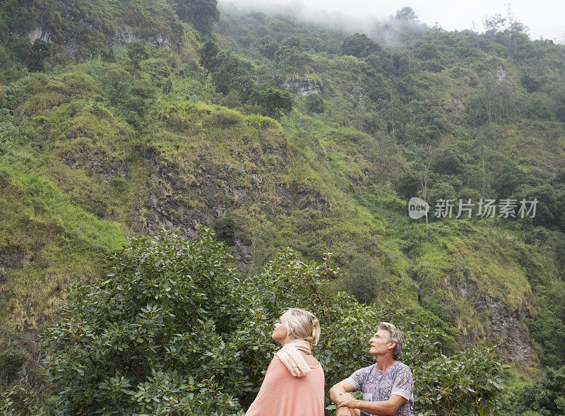 夫妇欣赏巴尼奥斯的雨林