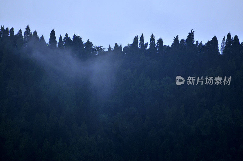 夕阳中的龙泉山