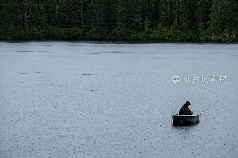 湖上下雨天