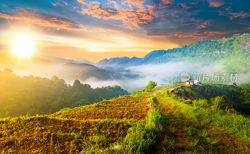 泰国北部的山景，日出和薄雾