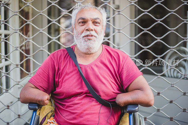 无家可归的残疾人在街上乞讨