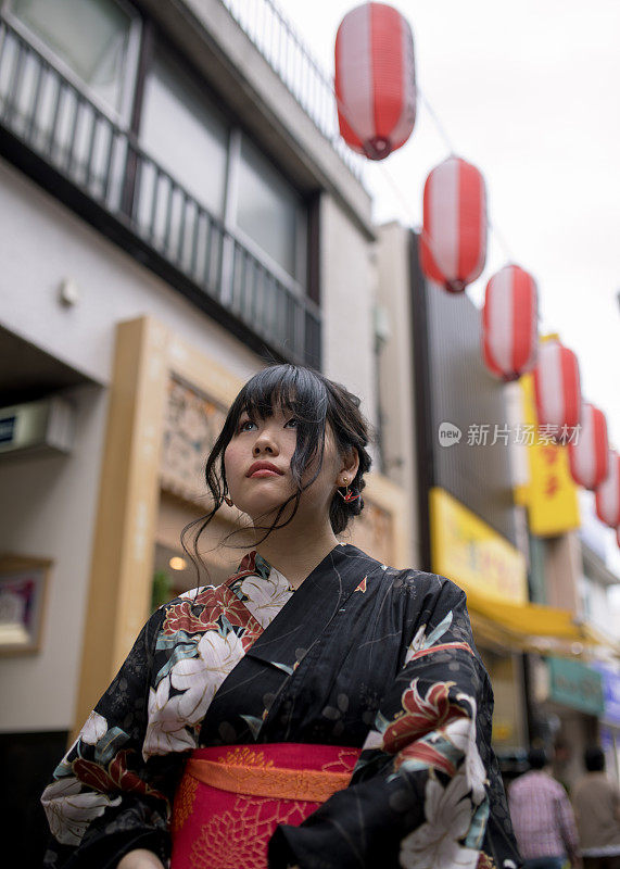 年轻女子在浴田仰望天空