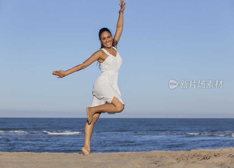 一名巴西女子在里约热内卢科帕卡巴纳海滩跳伞