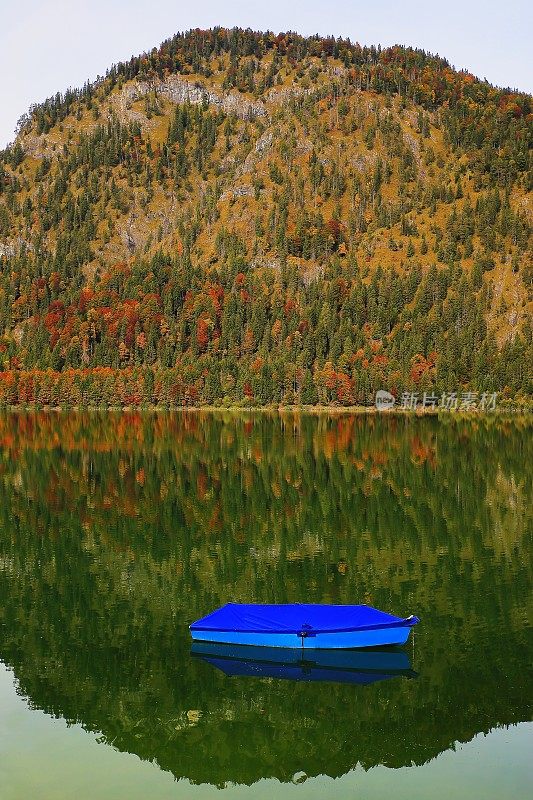 游船上的Sylvensteinsee湖反射和高山景观在秋天-巴伐利亚阿尔卑斯