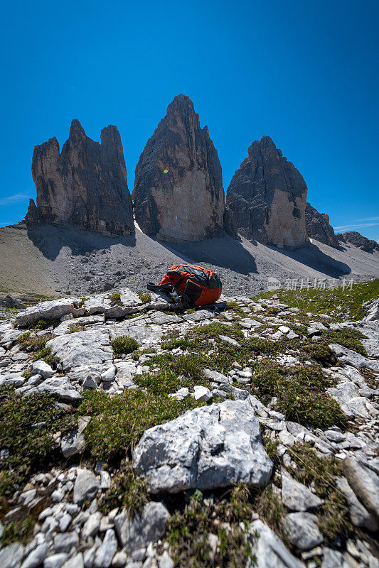 意大利蒂罗尔的欧洲阿尔卑斯山脉Dolomites地区的拉瓦雷多山国家公园的橙色背包