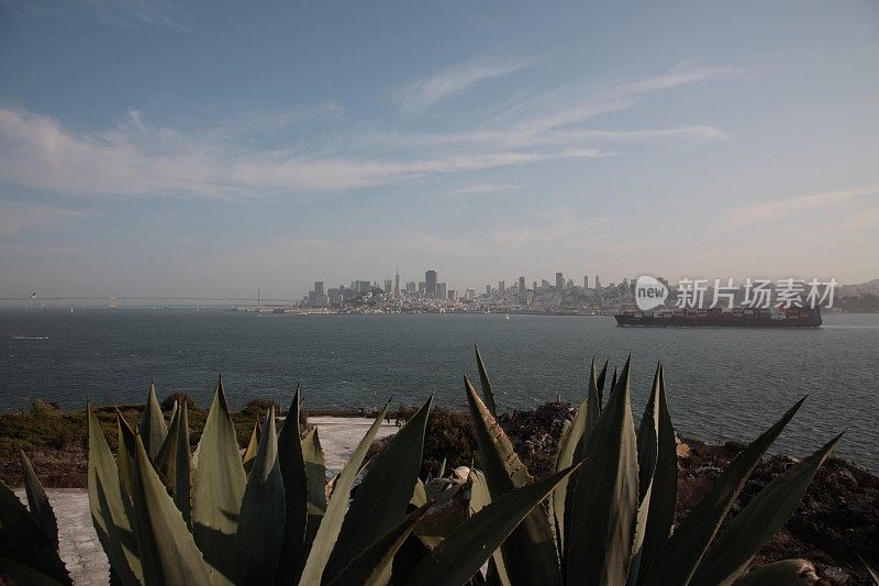 从美国加州的恶魔岛看旧金山的天际线