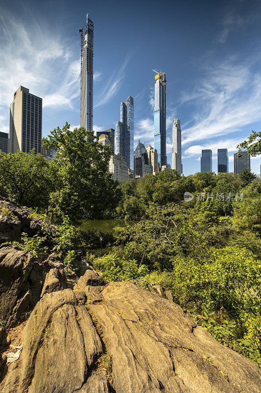 从纽约中央公园眺望曼哈顿摩天大楼的天际线