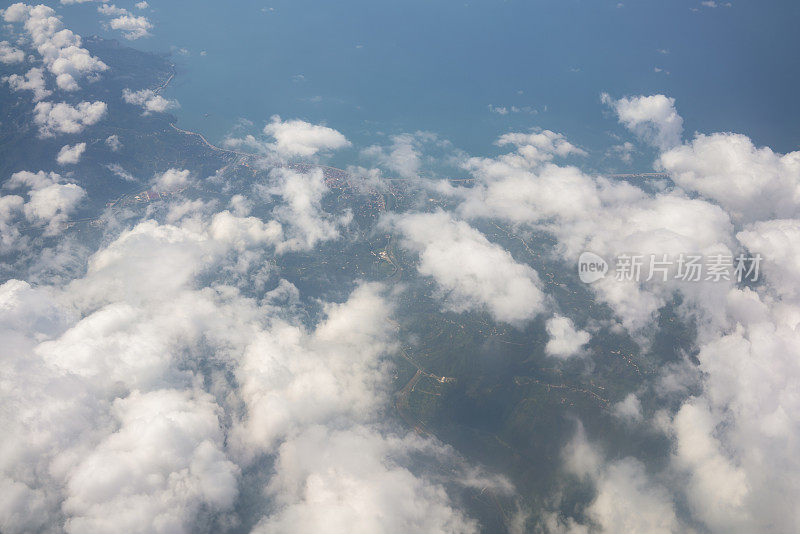 上空的黑海海岸鸟瞰图。
