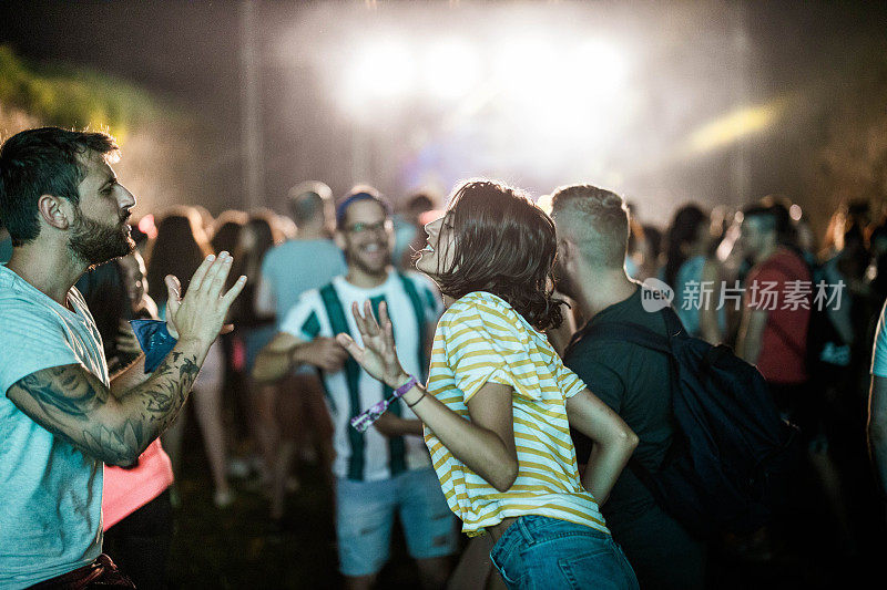 无忧无虑的夫妇有乐趣，而跳舞在音乐节晚上。