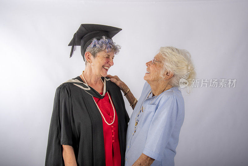 年迈的母亲和即将毕业的女儿互相祝贺。