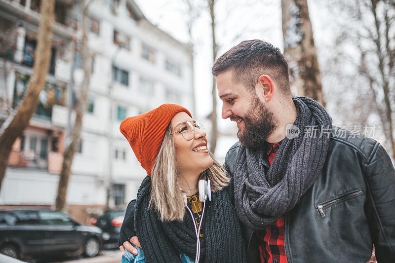 这对夫妇在户外享受最后的冬天