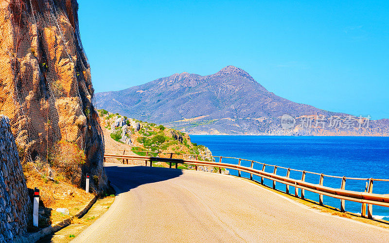 风景、高速公路和撒丁岛卡利亚里附近的地中海反射