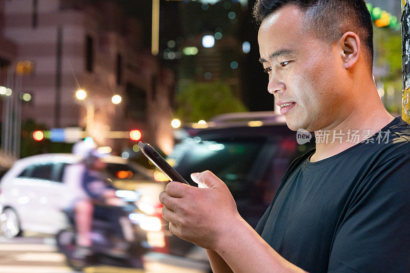 亚洲人在夜间通讯