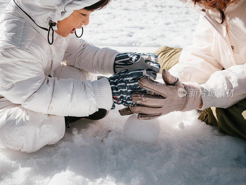 游客和孩子在外面的雪地里玩耍