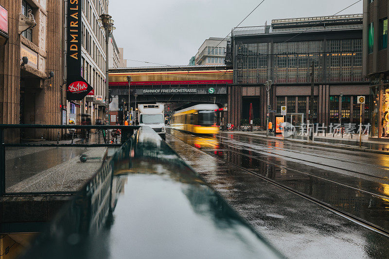 周一柏林弗里德里希大街下着雨