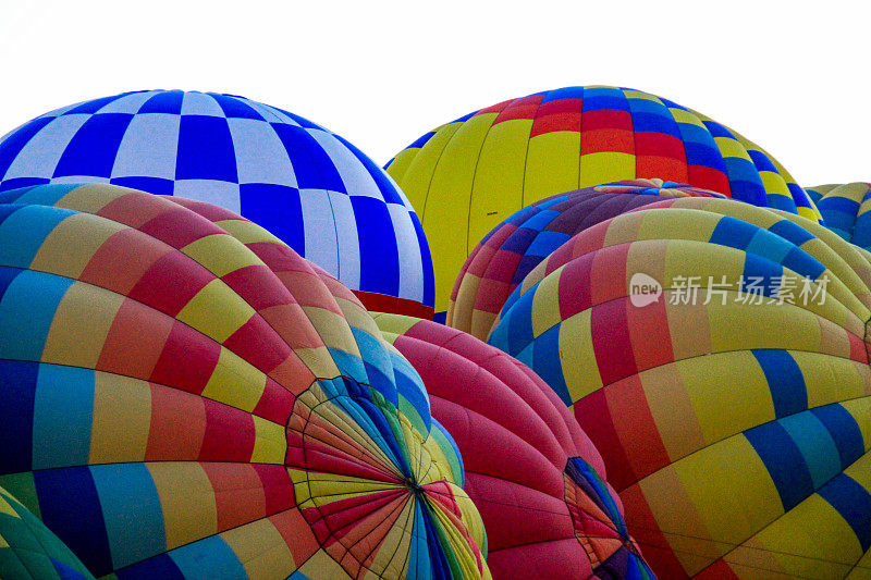 美国阿尔伯克基国际气球节上的几个气球等待拍摄